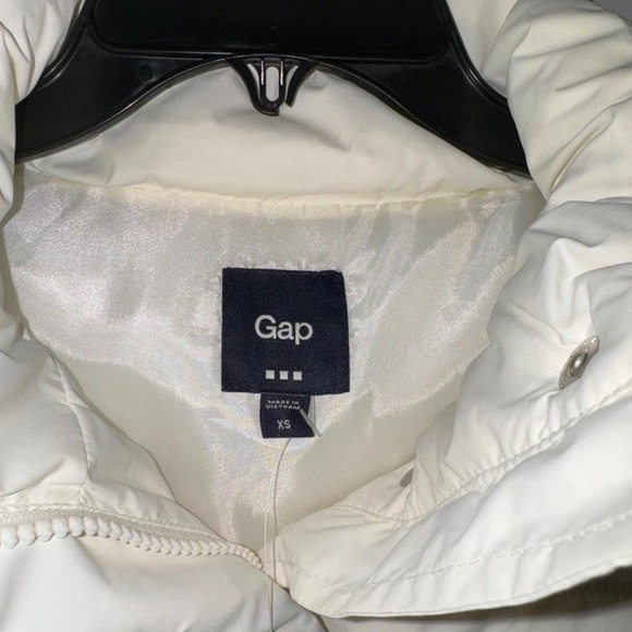 NWT. GAP Women's Cream Quilted Vest.size XS - Picture 2 of 4